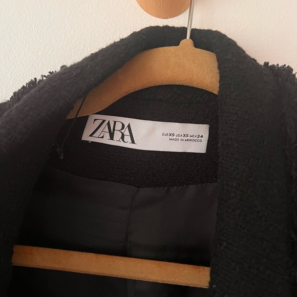 Black tweed Zara blazer
XS
Beautiful black tweeds blazer with rhinestones - Picture 6 of 8